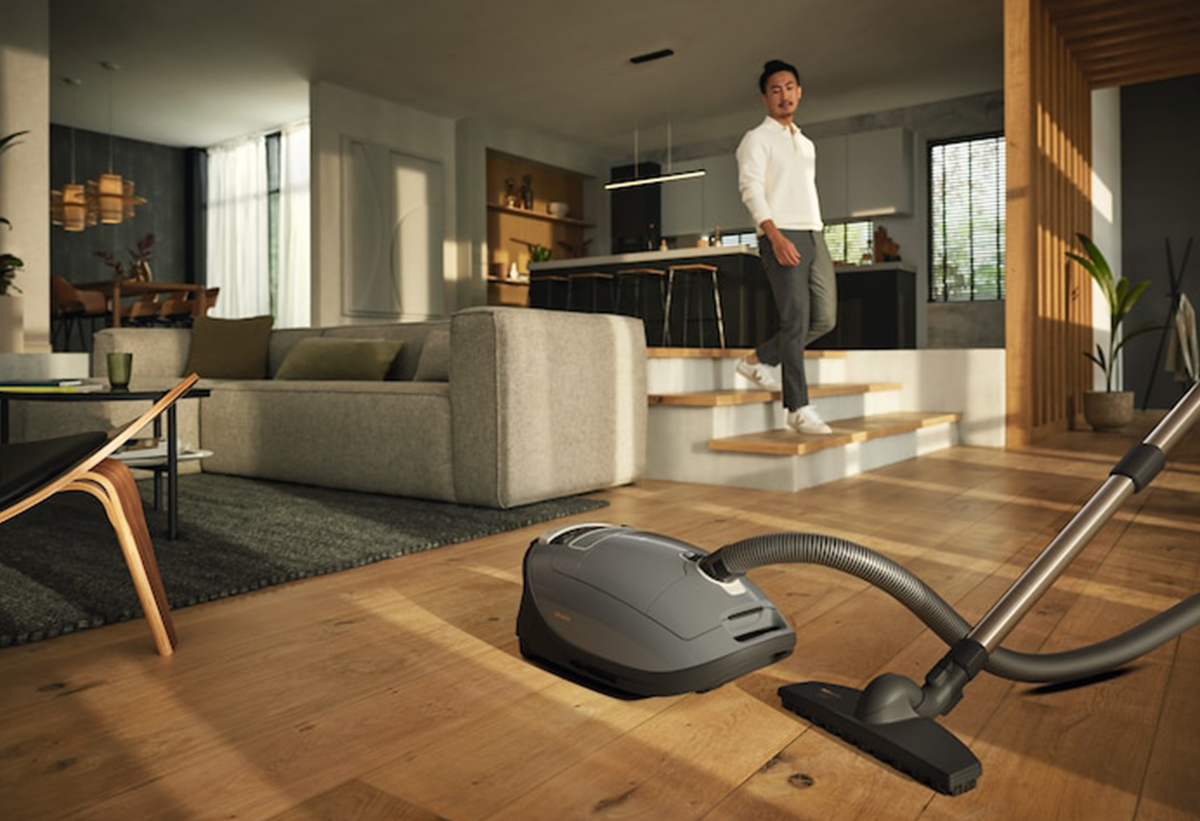 Η σκούπα τοποθετημένη σε ένα σαλόνι